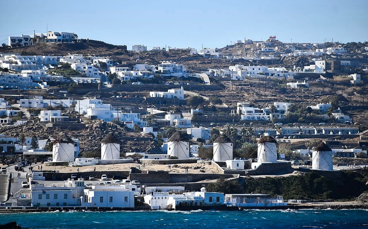 Wiatraki na Mykonos w słoneczny dzień pod bezchmurnym niebem