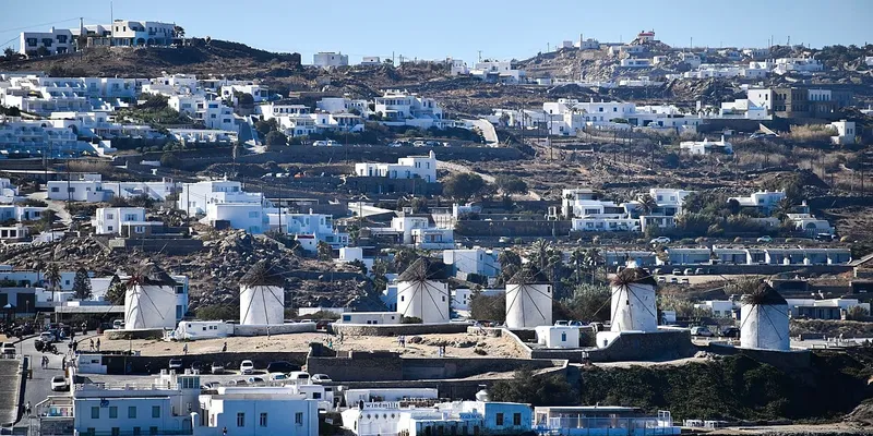 Wiatraki na Mykonos w słoneczny dzień pod bezchmurnym niebem