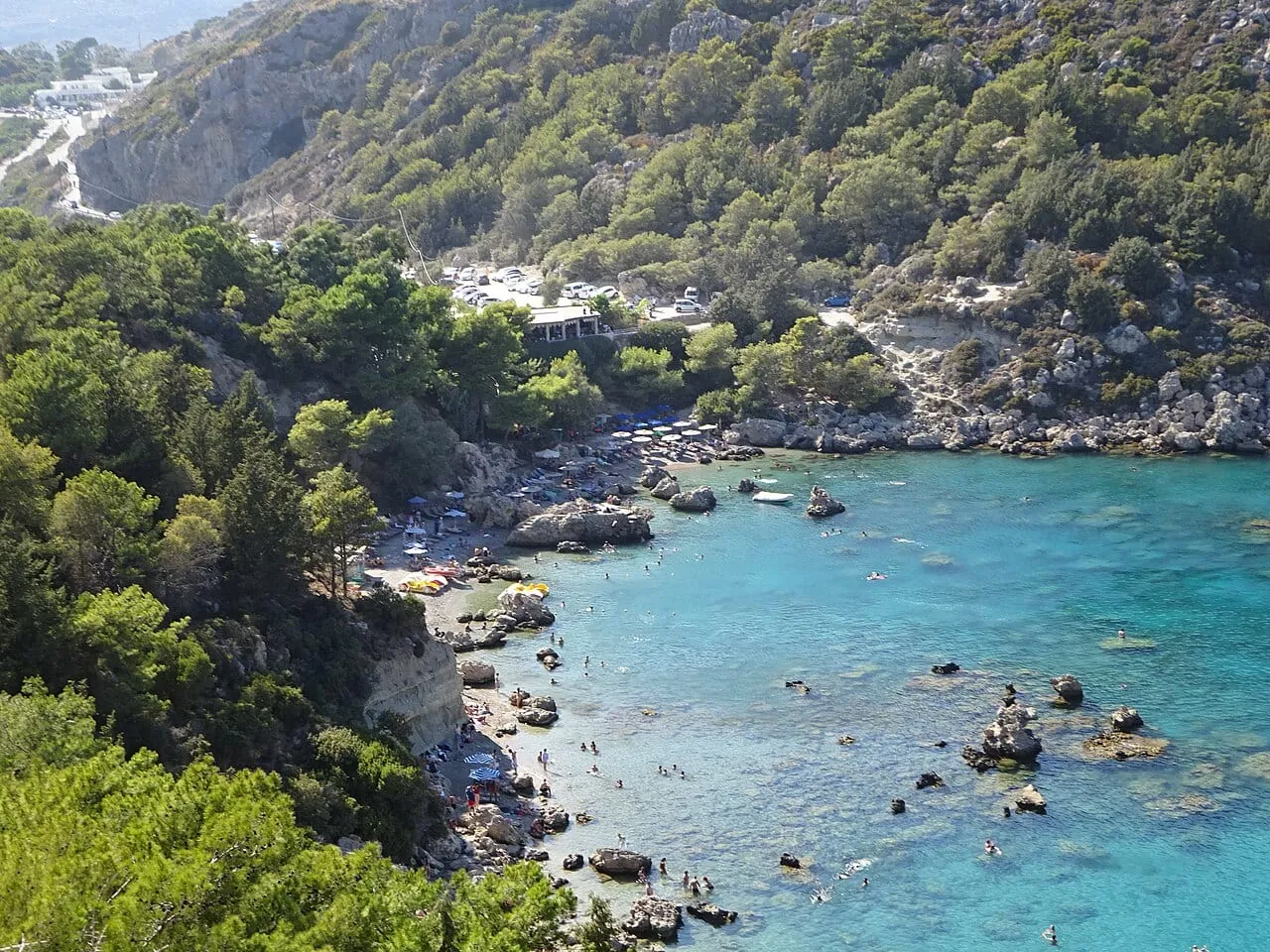 Zatoka Anthony Quinn na Rodos z turkusową wodą i skalistym brzegiem