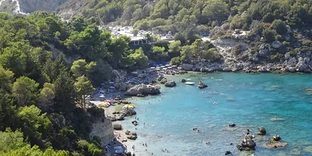 Zatoka Anthony Quinn na Rodos z turkusową wodą i skalistym brzegiem