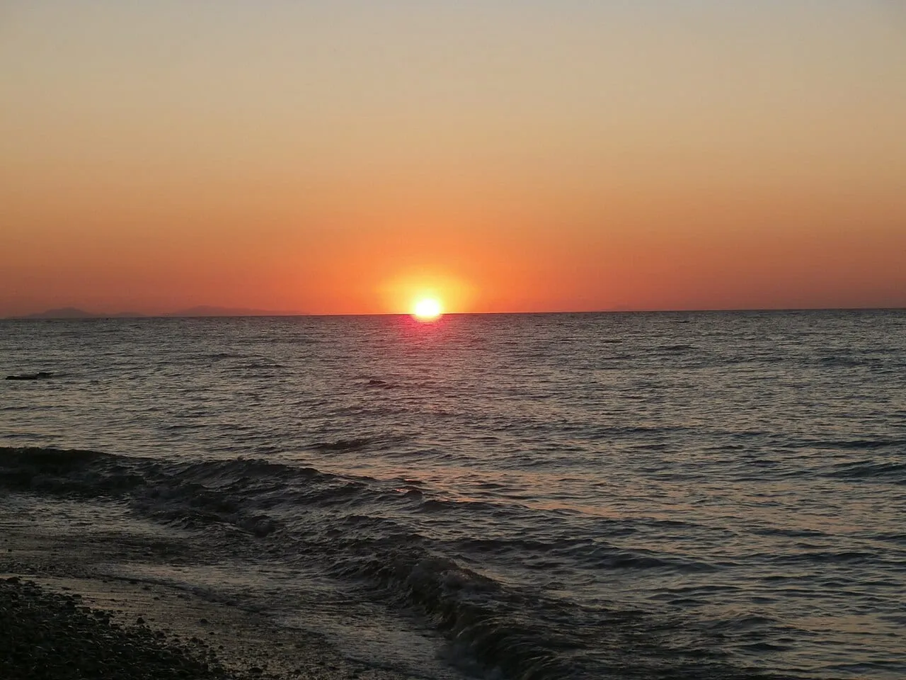 Zachód słońca nad Morzem Egejskim widziany z plaży Kremasti na Rodos