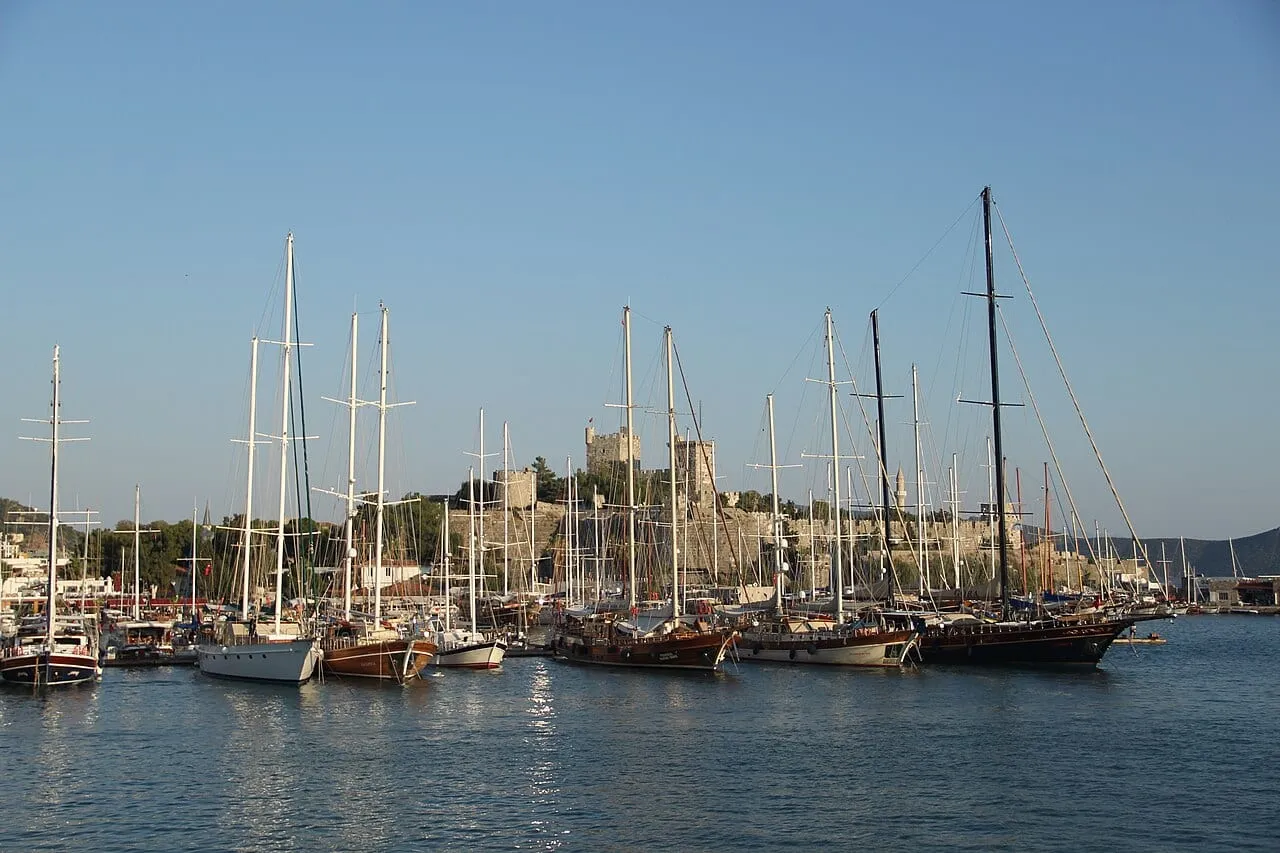 Zamek w Bodrum i żaglówki w porcie