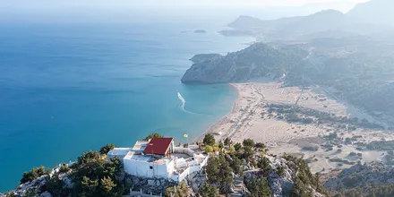 Klasztor i plaża Tsambika na Rodos z lotu ptaka