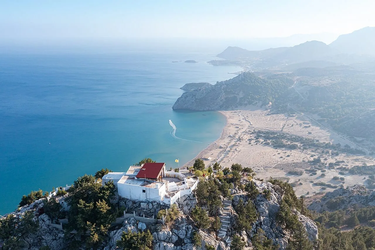 Klasztor i plaża Tsambika na Rodos z lotu ptaka