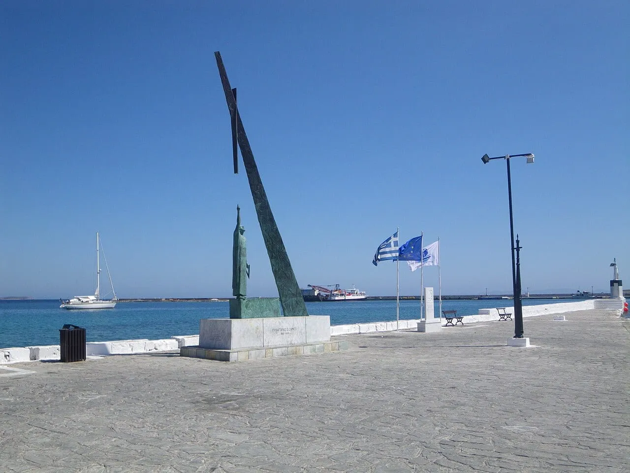 Pomnik Pitagorasa w Pitagorionie na Samos
