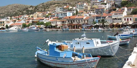Port w Pitagorionie na wyspie Samos z łodziami rybackimi