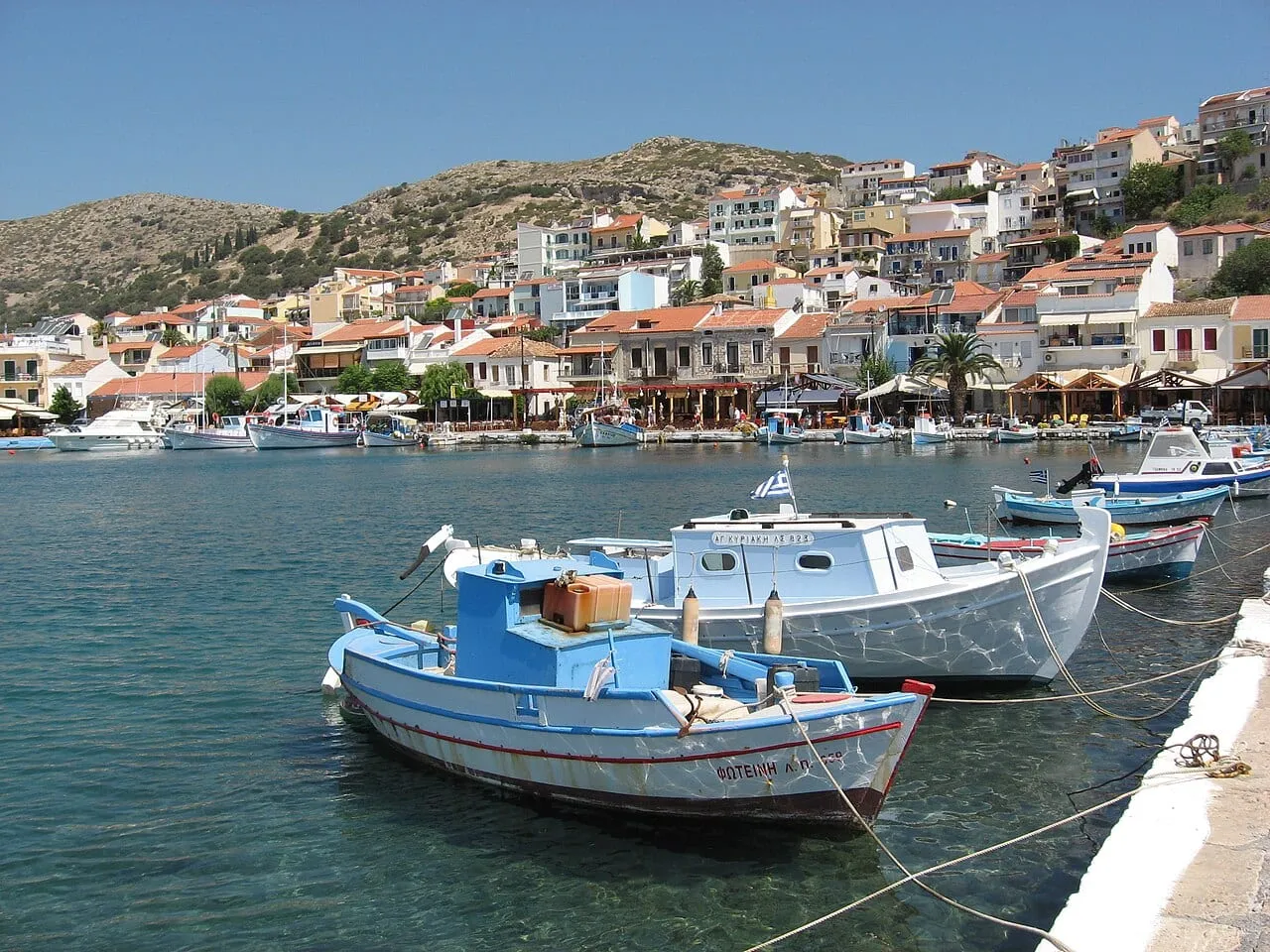 Port w Pitagorionie na wyspie Samos z łodziami rybackimi