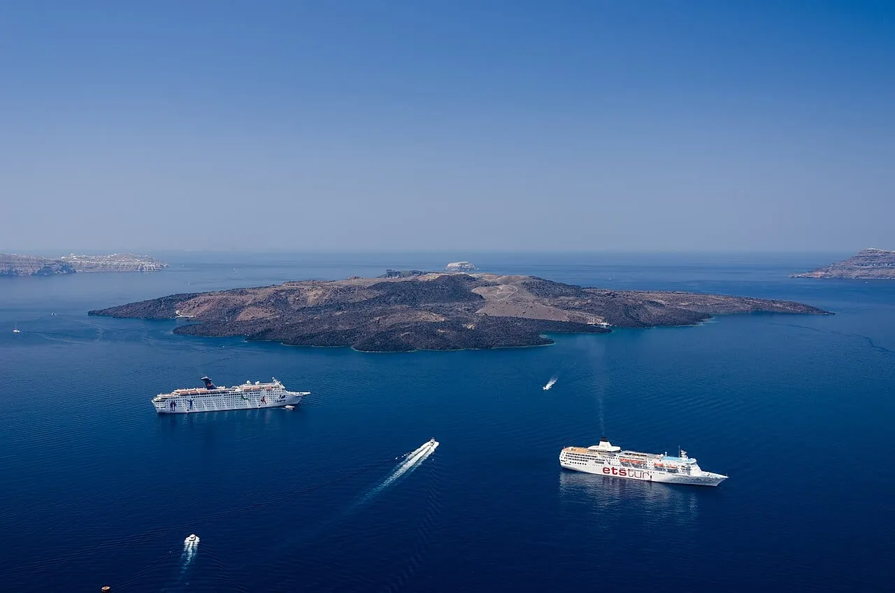 Kaldera Santorini z wyspą Nea Kameni widziana z Fira