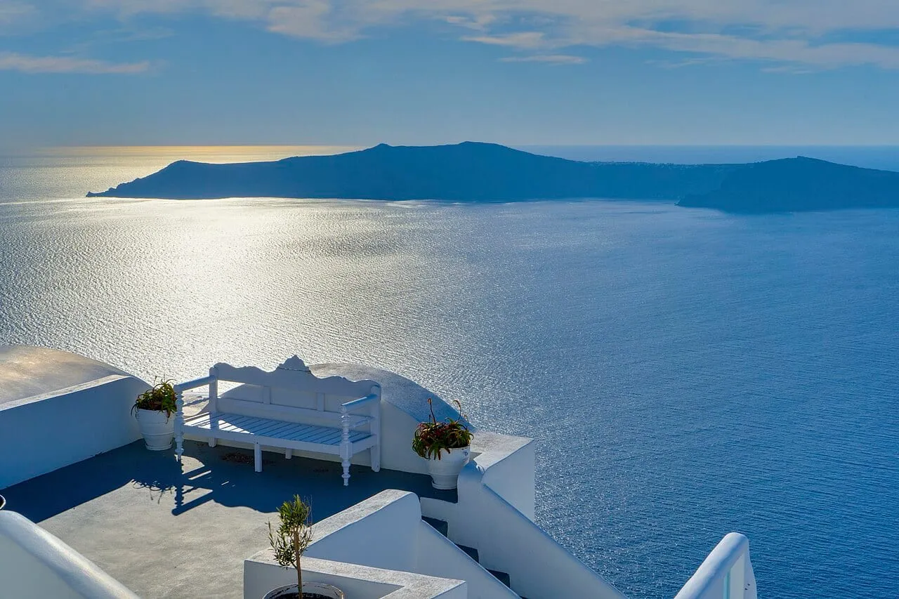 Widok na kalderę z miejscowości Oia na Santorini