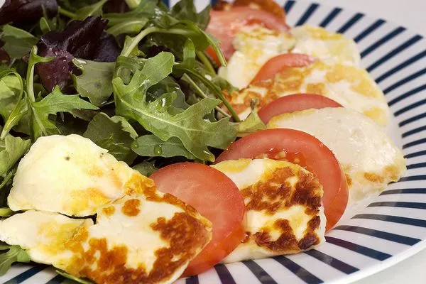 Grecja | Smażony ser Halloumi z pomidorami