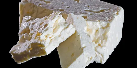 Kostki sera feta na talerzu