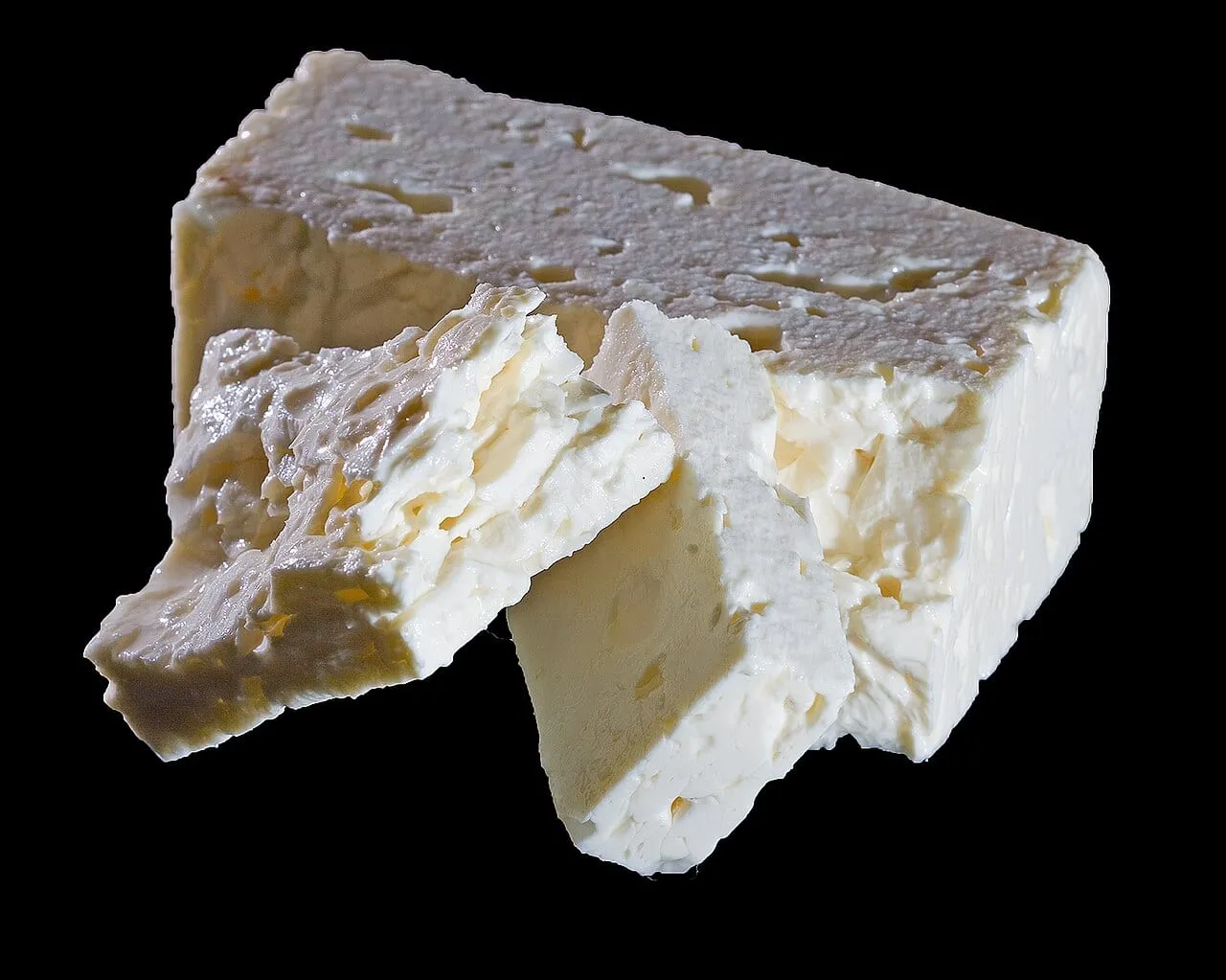 Kostki sera feta na talerzu