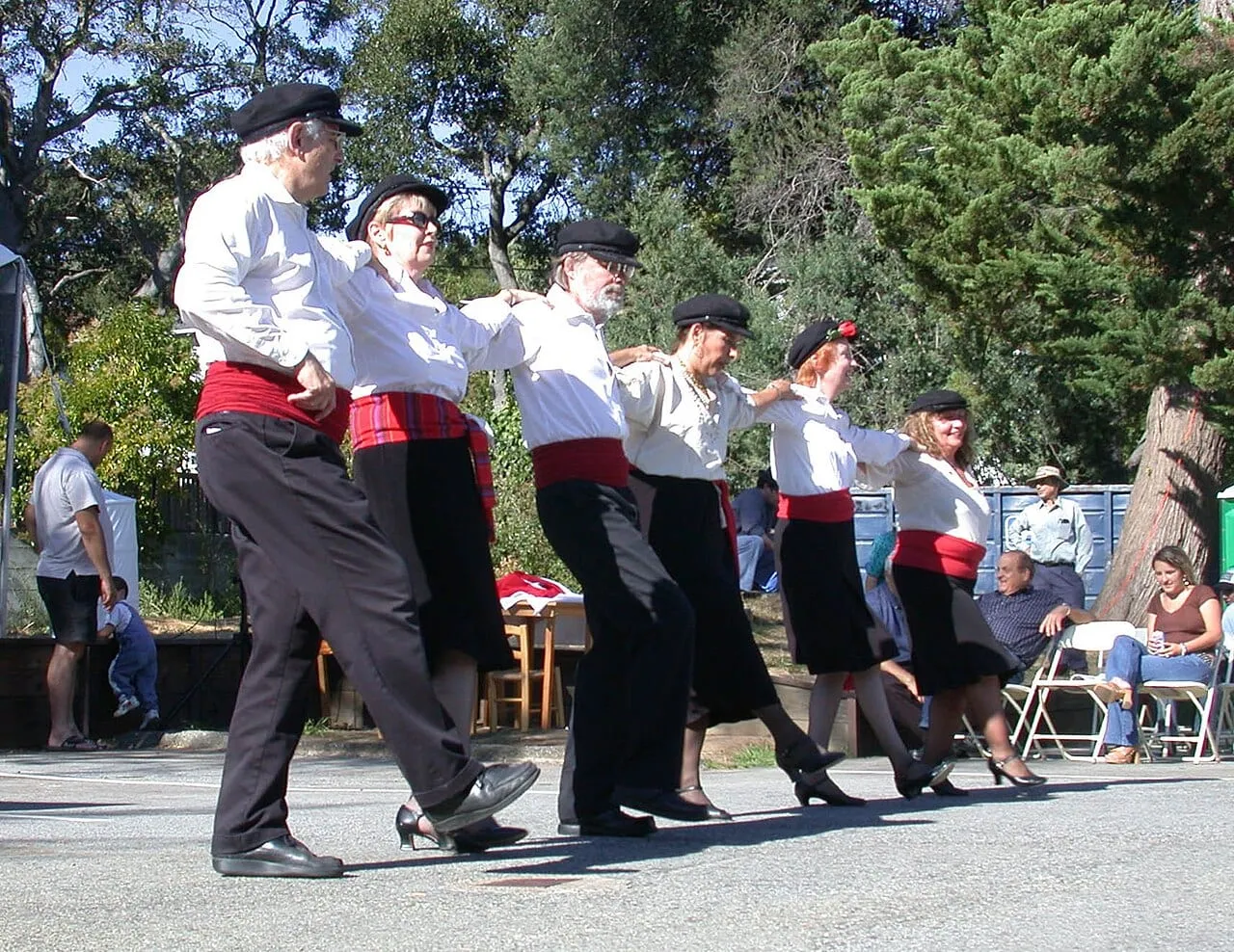 Tancerze w szeregu wykonujący grecki taniec na festiwalu