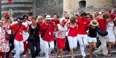 Uczestnicy tańczący sirtaki w kole podczas festiwalu