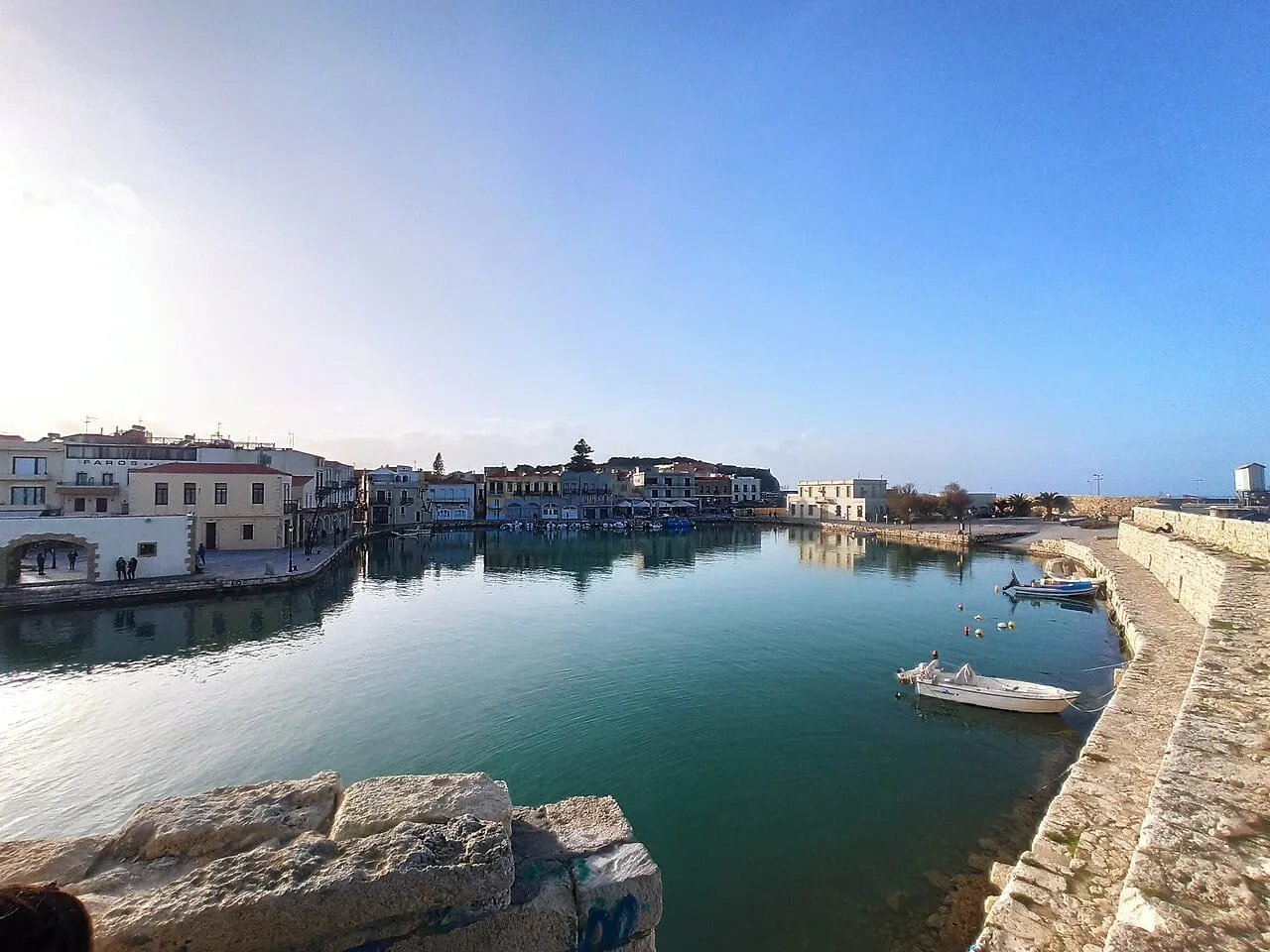 Wenecki port w Retimnie widziany od strony latarni morskiej