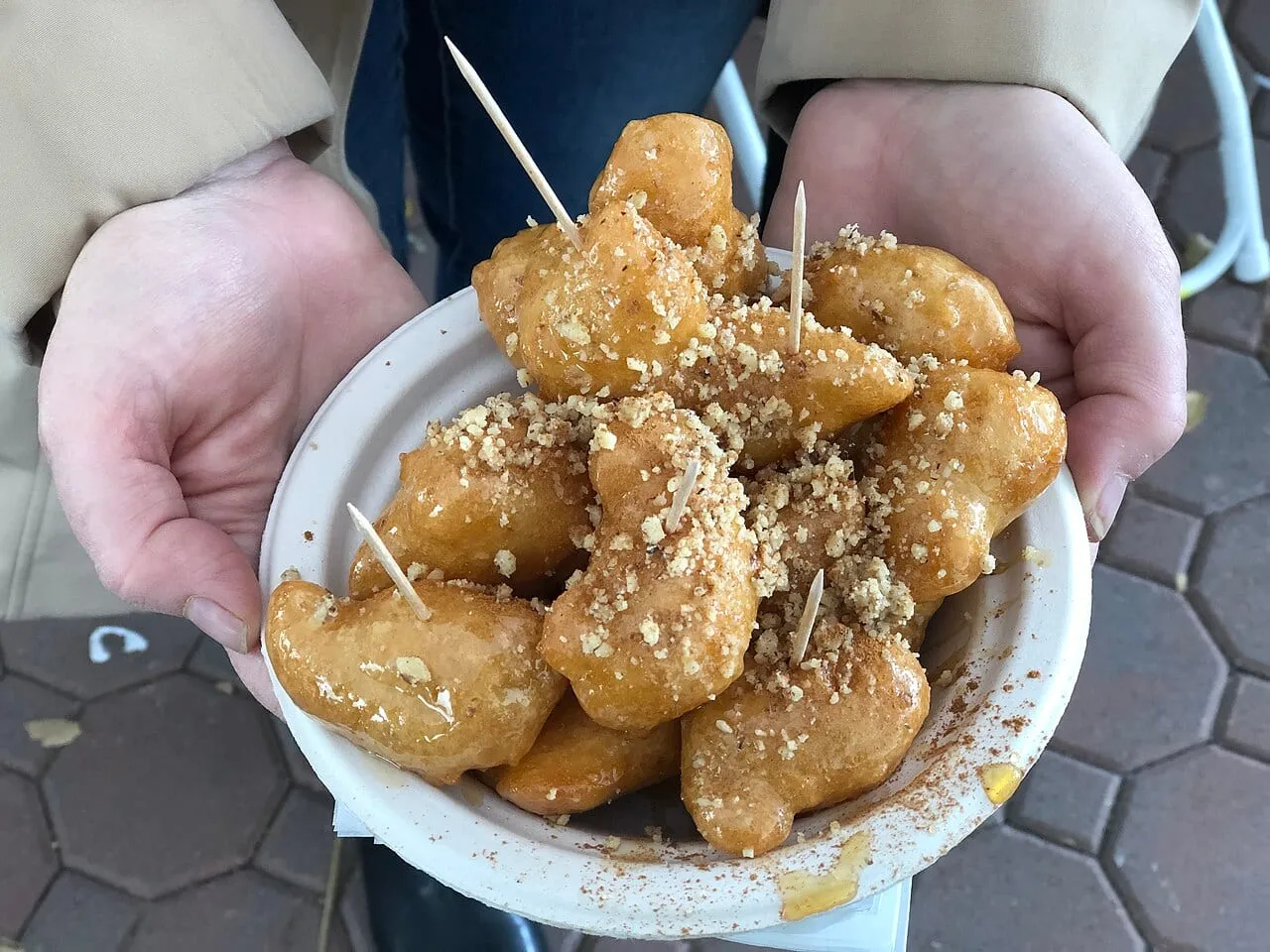 Loukoumades, greckie pączki polane syropem i posypane orzechami