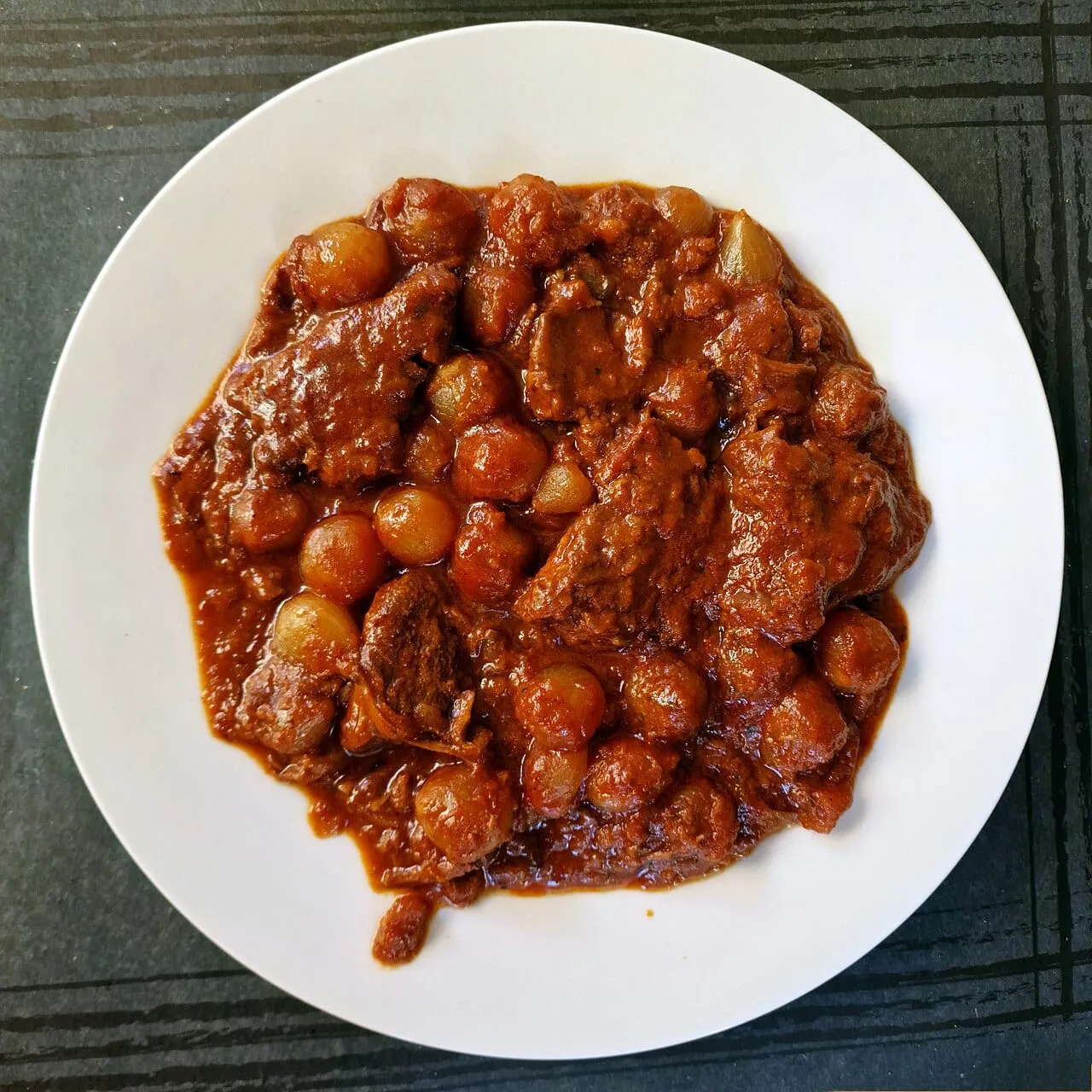 Stifado, aromatyczny grecki gulasz z cebulką, podany w restauracji na Korfu