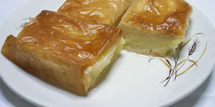 Trzy kawałki galaktoboureko, greckiego ciasta filo z kremem z kaszy manny