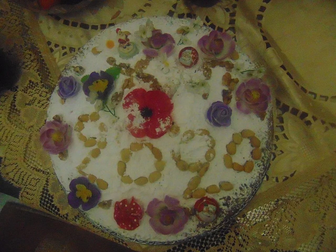 Upieczona vasilopita z wytłoczoną datą nowego roku