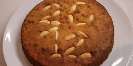 Vasilopita, noworoczne ciasto ozdobione migdałami