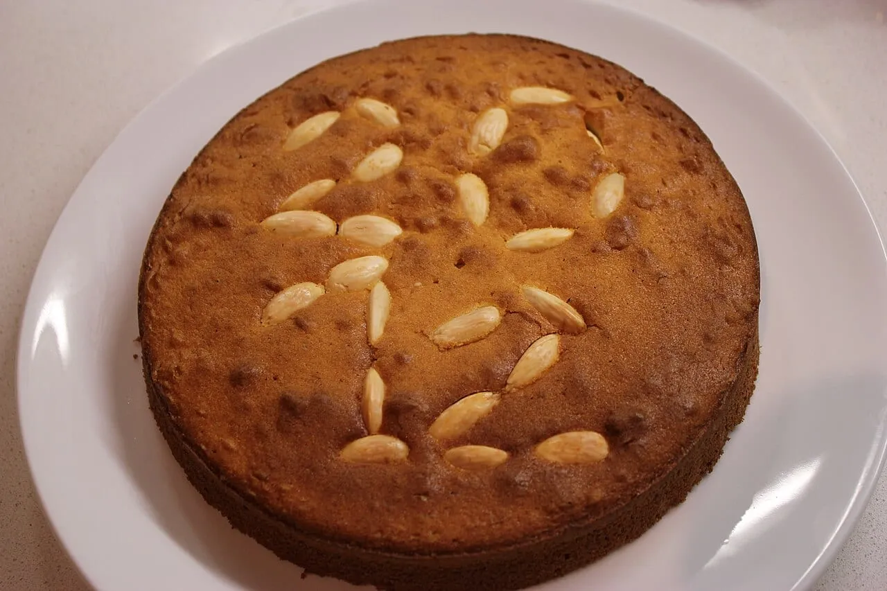 Vasilopita, noworoczne ciasto ozdobione migdałami