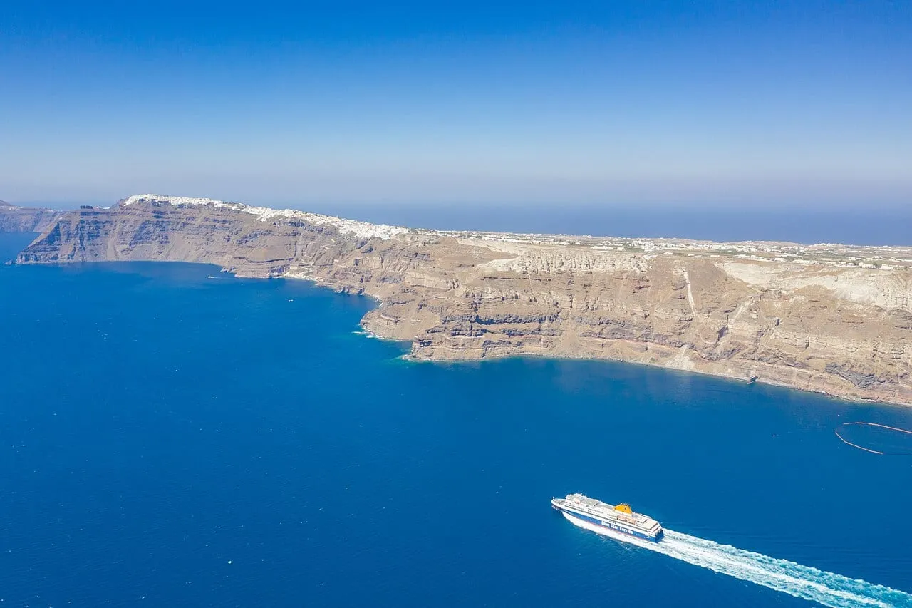 Prom płynący między wyspami w pobliżu Santorini