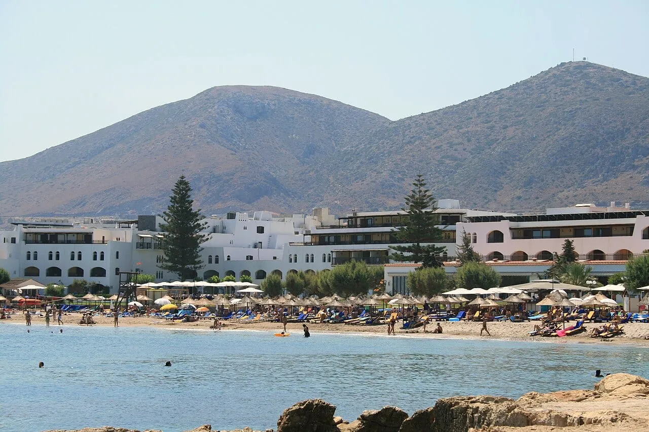 Piaszczysta plaża w Hersonissos na Krecie