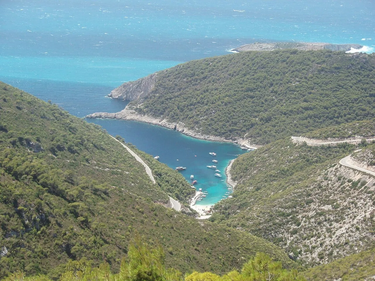 Zatoka Porto Vromi z turkusową wodą na Zakynthos