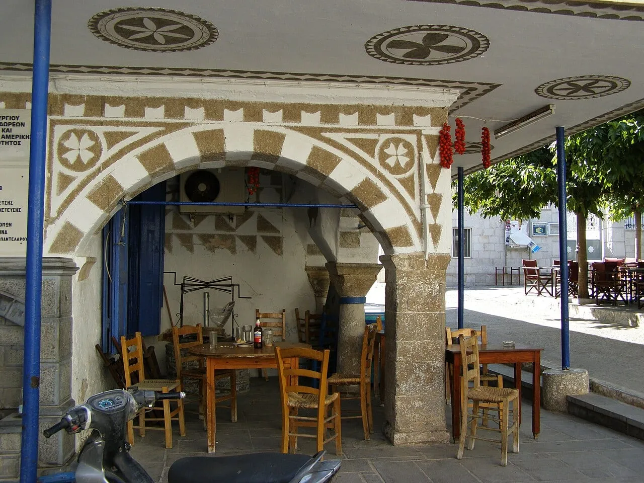 Tradycyjna kafeneja, czyli kawiarnia, na placu w wiosce Pyrgi na Chios