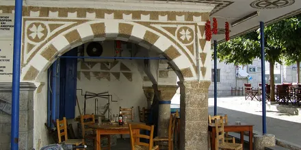 Tradycyjna kafeneja, czyli kawiarnia, na placu w wiosce Pyrgi na Chios