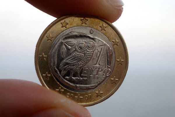 Grecja | Grecka moneta o nominale 1 euro ma na awersie wizerunek sowy. Ptak ten symbolizuje mądrość Ateny a w starożytności widniał także na tetradrachmie ateńskiej z ok. 490 r. p.n.e.