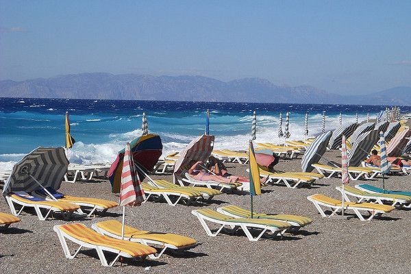 Lato na Rodos jest słoneczne i upalne, wprost wymarzony czas na wypoczynek na plaży