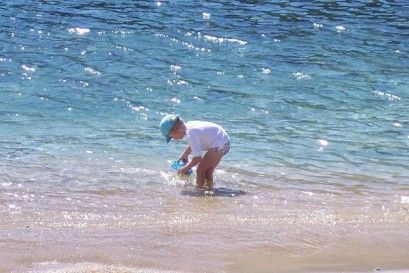 Maluszek na plaży Korfu