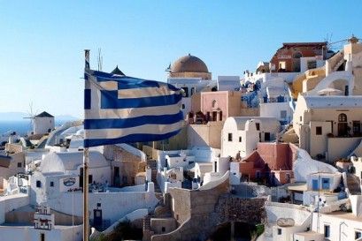 Panorama Santorini z flagą Grecji