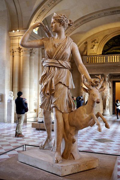 Posąg Artemidy w paryskim Luwrze