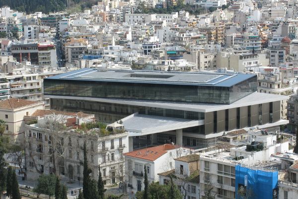 Widok na Muzeum Akropolu w Atenach