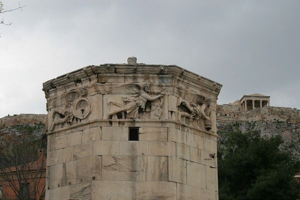 Zbliżenie na ateńską Wieżę Wiatrów